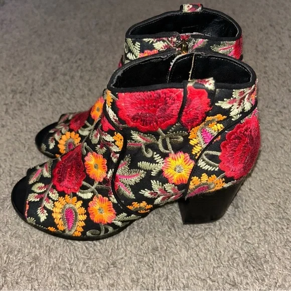 NWOT CROWN VINTAGE Floral Embroidered Ankle Boots - Picture 5 of 10